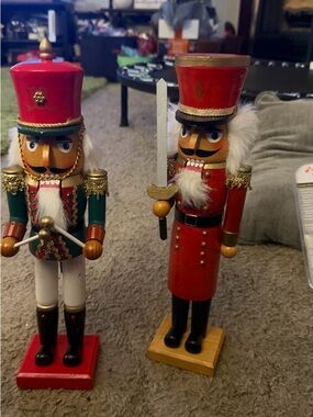 Classic Red & GreenWooden Nutcracker Soldier – Holiday Decor